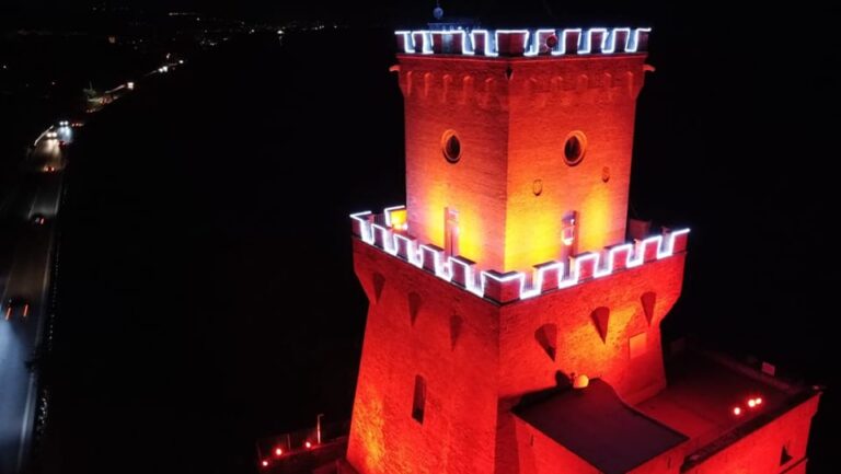 Pineto, lo spettacolo di Torre Cerrano illuminata per le festività natalizie NOSTRO SERVIZIO