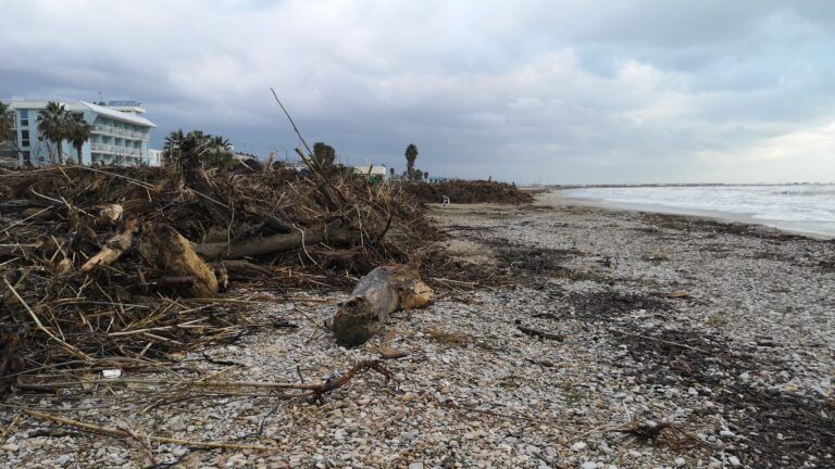 Giulianova, materiali spiaggiati dopo le mareggiate. Da rimuovere 100 tonnellate