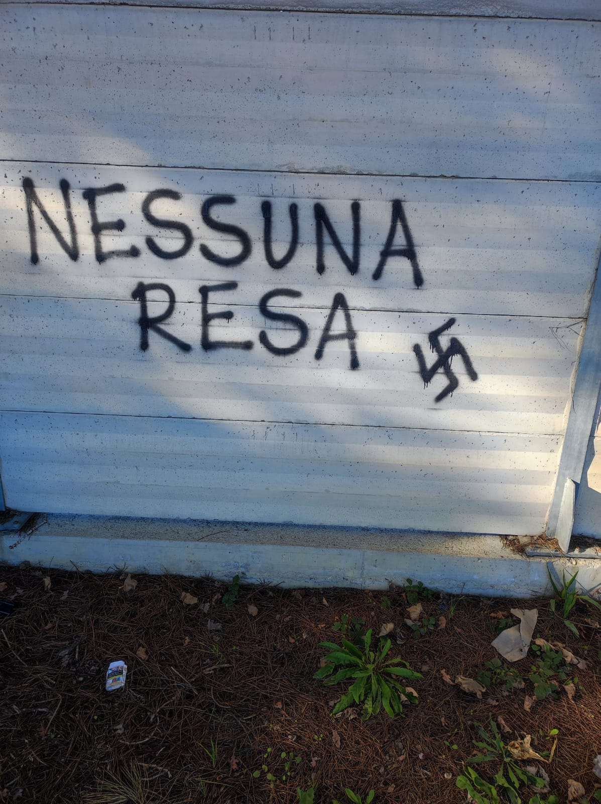 Alba Adriatica, svastiche e scritte naziste sulla recinzione dello stadio FOTO