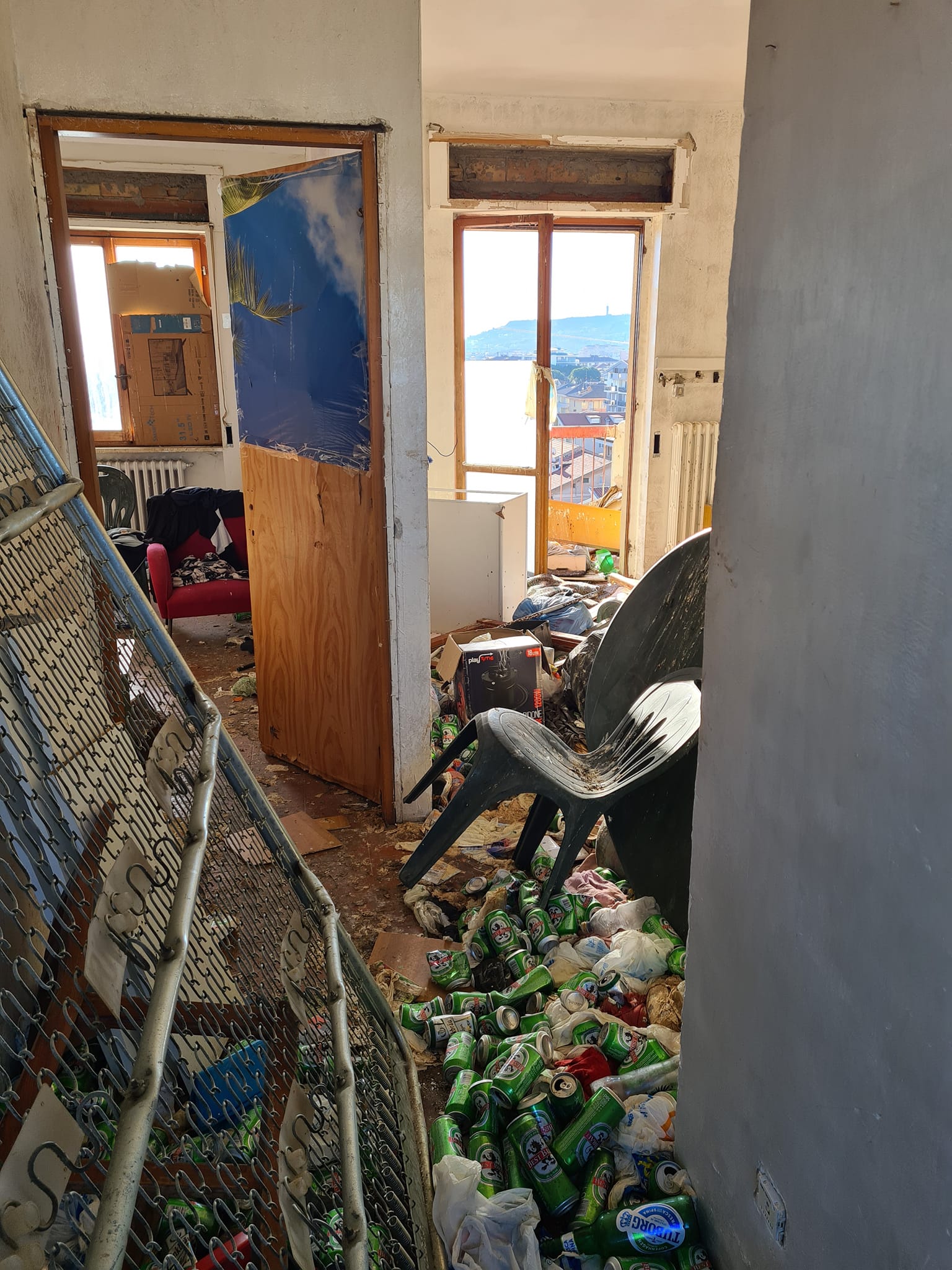 Montesilvano, via Lazio: sgomberati e murati 9 appartamenti: LE FOTO DEL DEGRADO