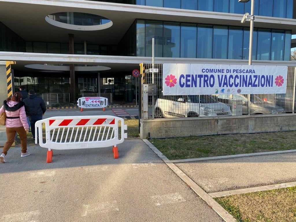 Pescara, aperto il centro vaccini a palazzo Fuksas-FOTO