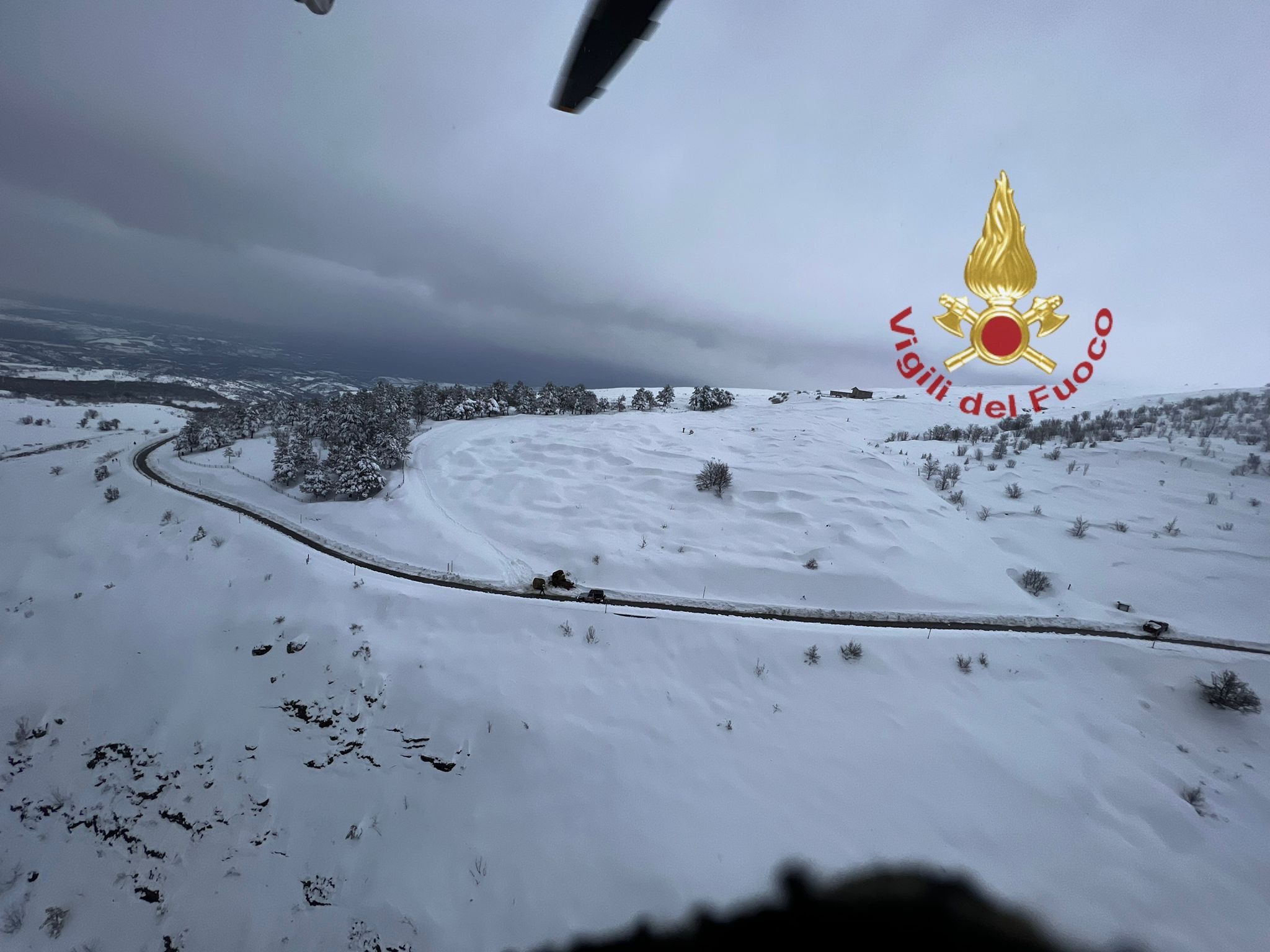 Lettomanoppello, bloccato nella neve: allevatore salvato con l'elicottero VIDEO-FOTO