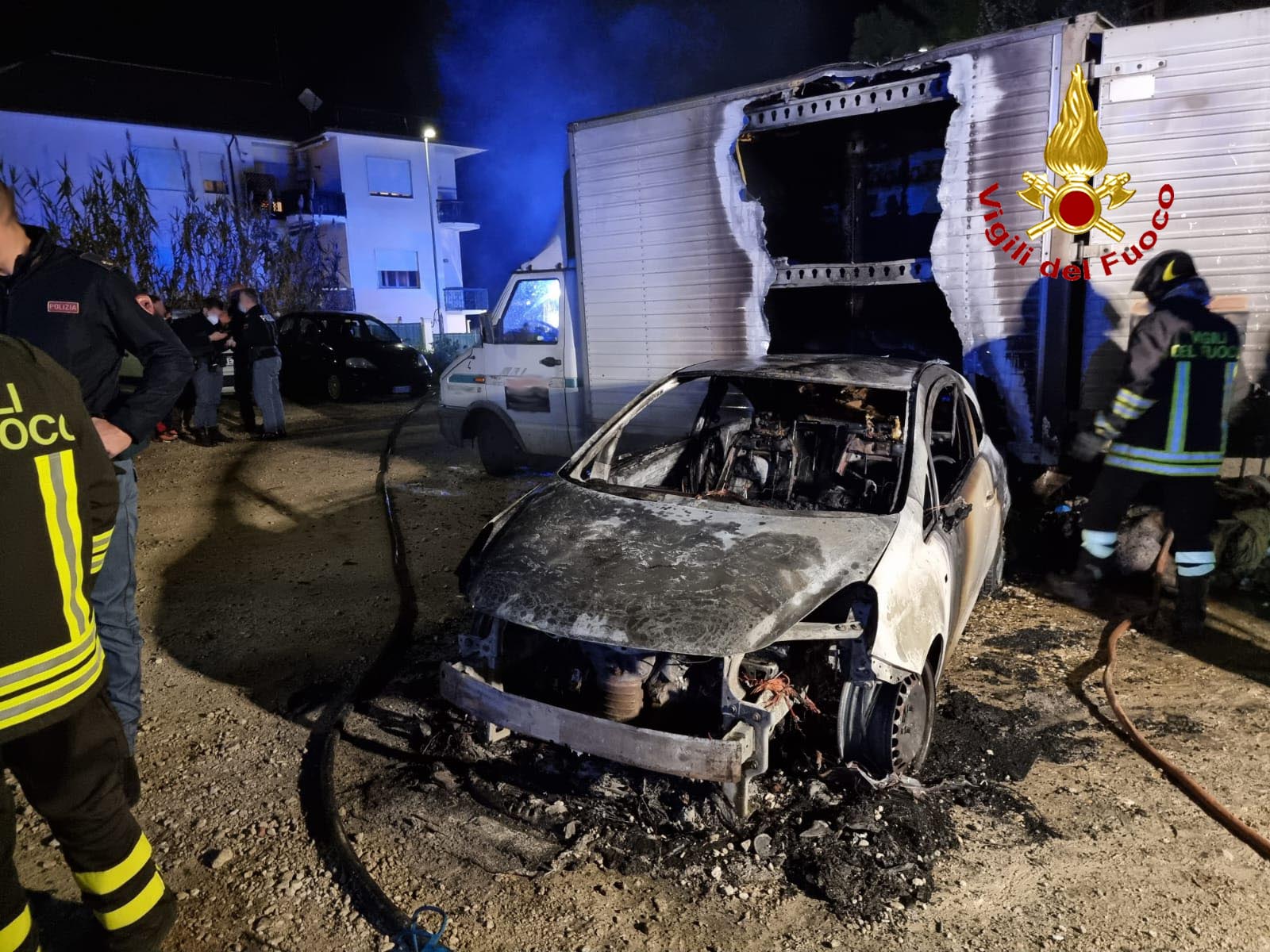 Pescara, 2 auto e 1 furgone a fuoco nella notte-FOTO
