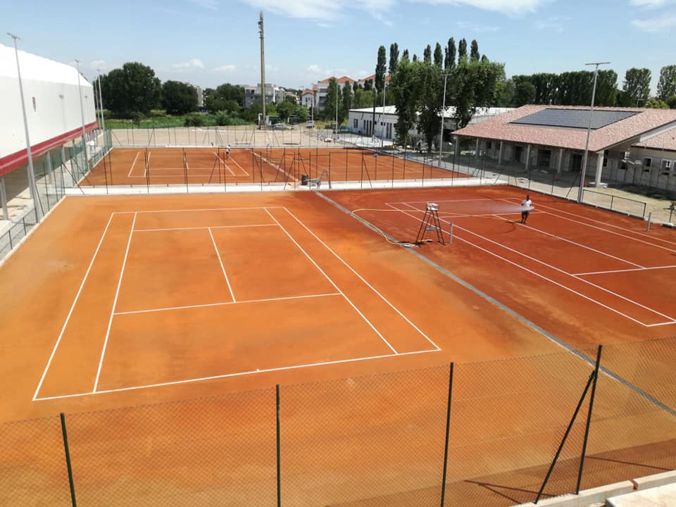 TENNIS SERVICE realizza fantastici campi da tennis in RESINA SINTETICA