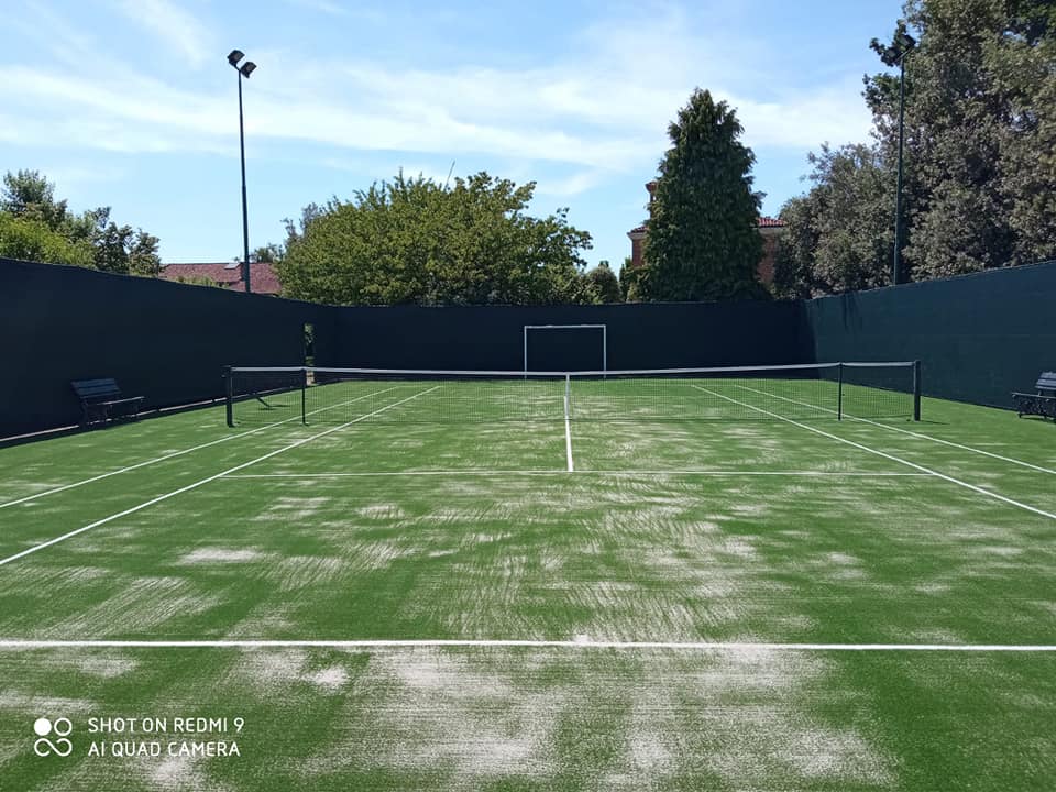 TENNIS SERVICE realizza fantastici campi da tennis in RESINA SINTETICA