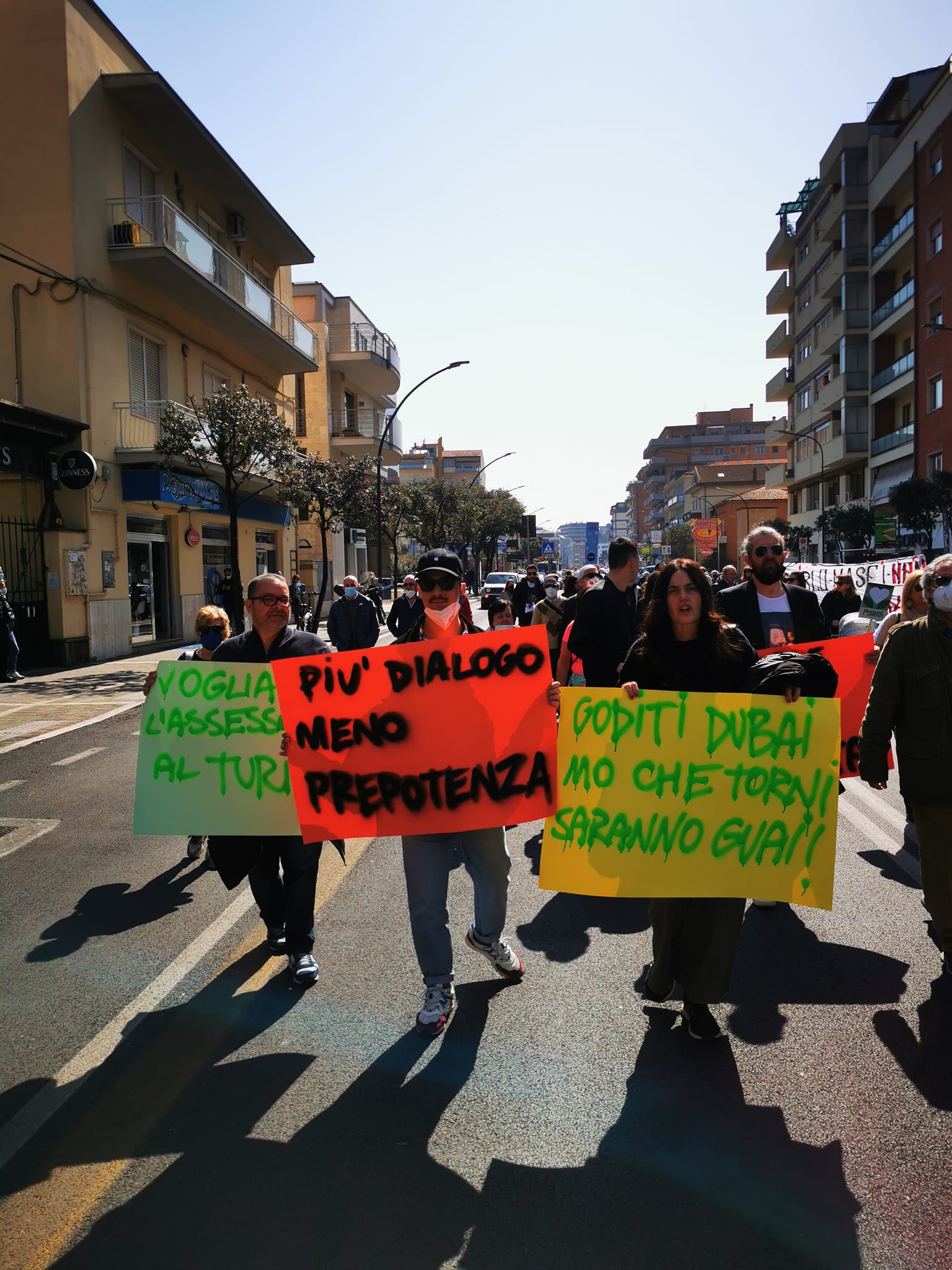 Pescara: in centinaia su viale Marconi contro Masci VIDEO-FOTO