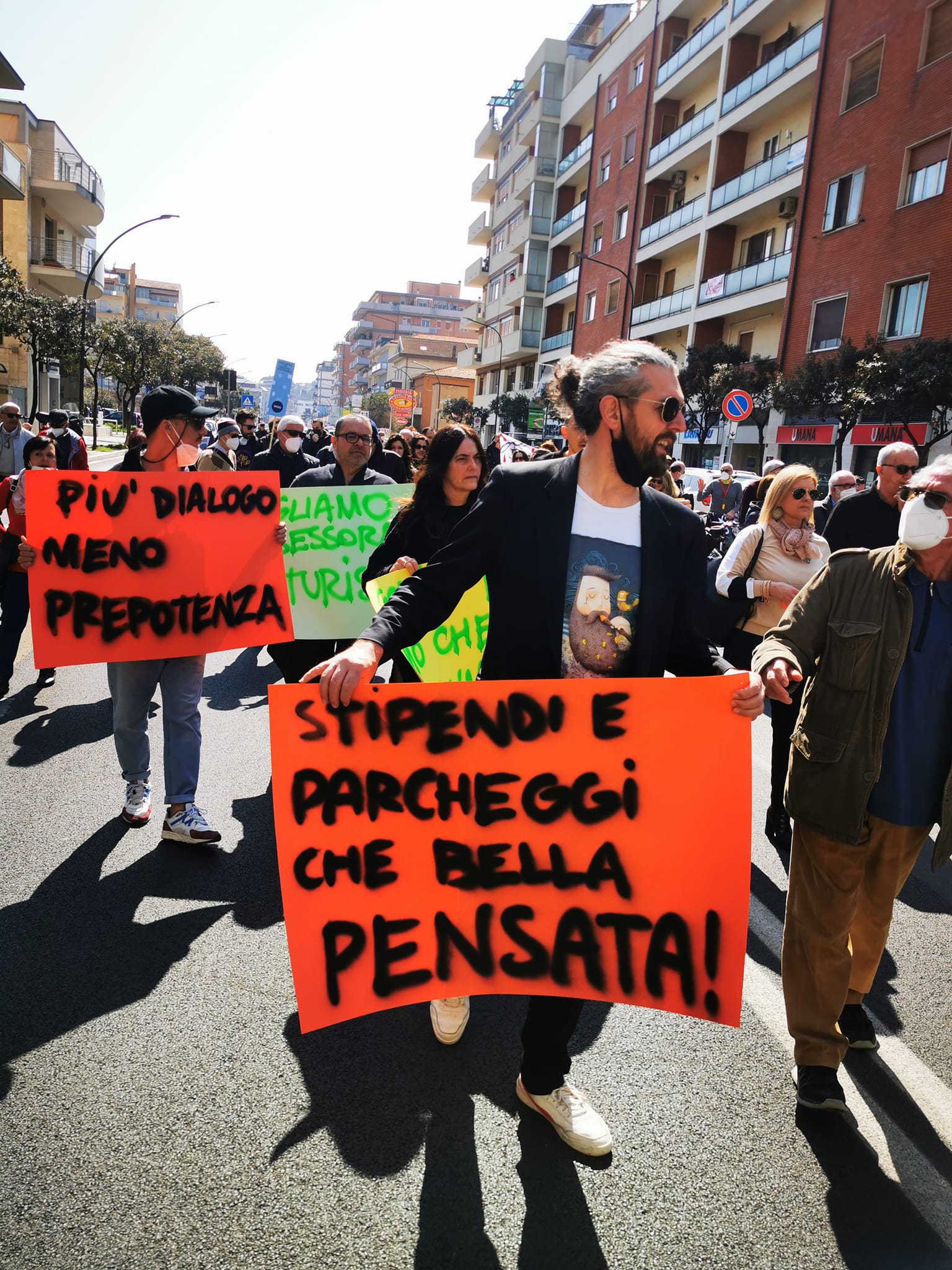 Pescara: in centinaia su viale Marconi contro Masci VIDEO-FOTO