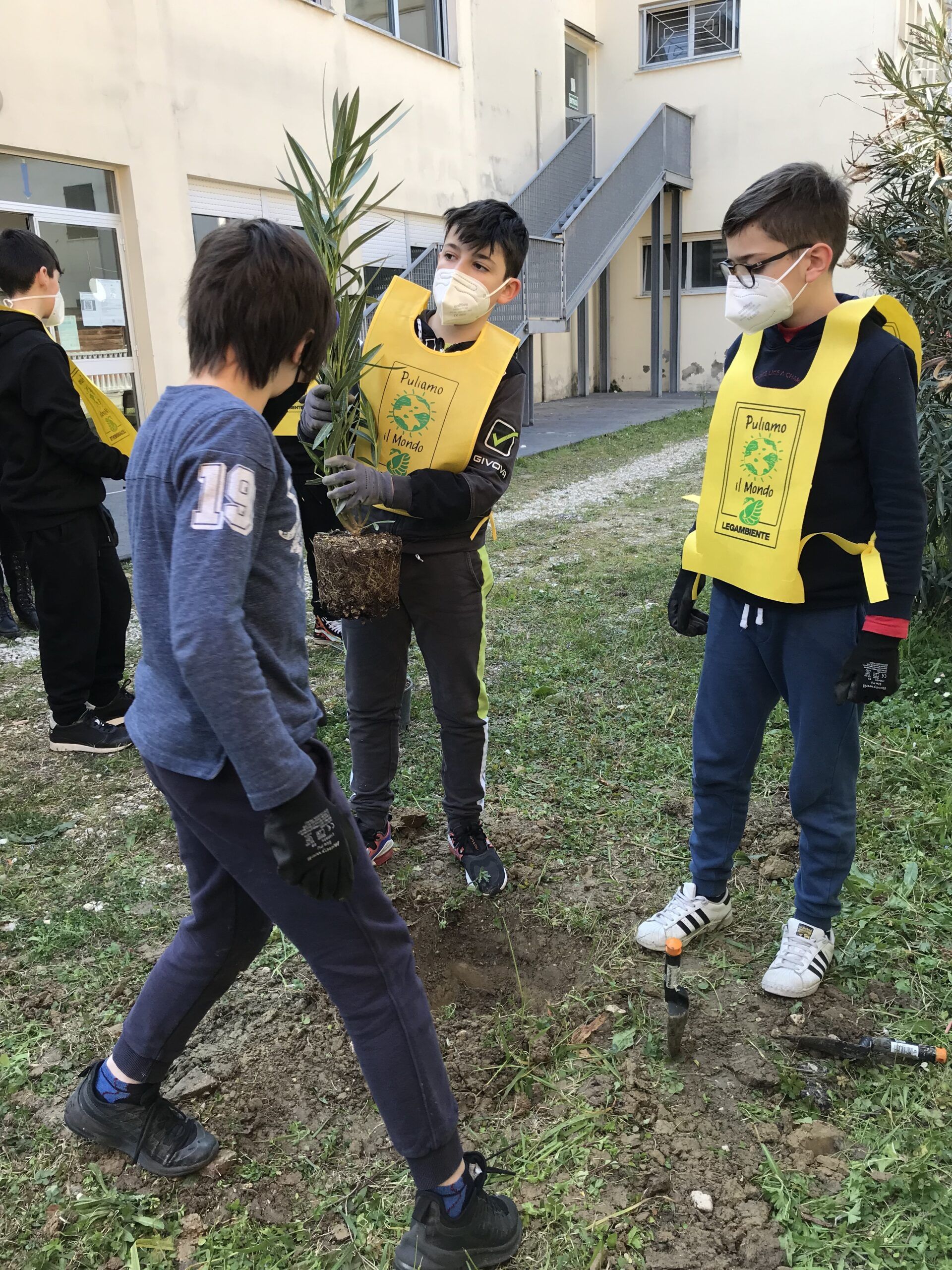 Alba Adriatica, operazione scuole pulite: studenti al lavoro