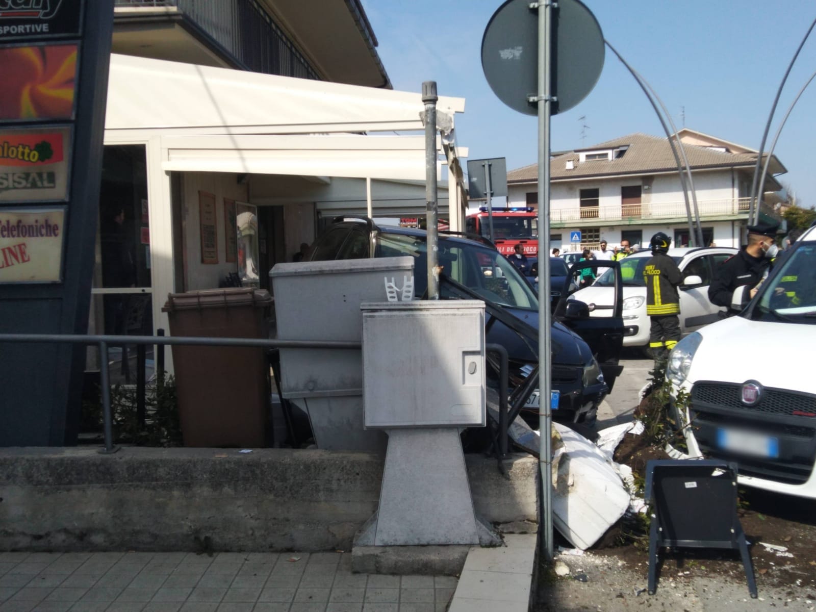Auto esce di strada e finisce tra i tavoli del bar a Sant'Egidio FOTO VIDEO
