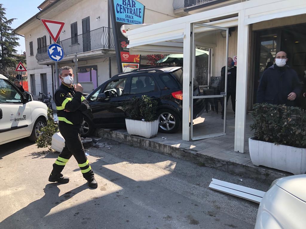 Auto esce di strada e finisce tra i tavoli del bar a Sant'Egidio FOTO VIDEO