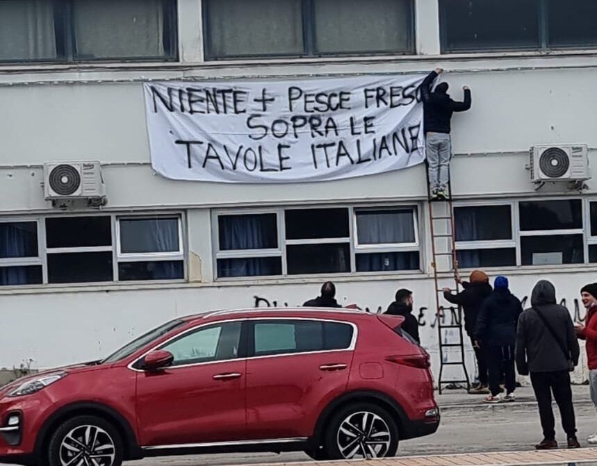 Pescara, caro gasolio: la marineria riconsegna i libretti-FOTO