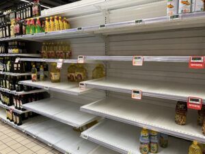 Abruzzo, supermercati presi d'assalto: svuotati gli scaffali di pasta, farina e olio