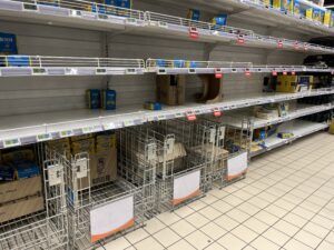 Abruzzo, supermercati presi d'assalto: svuotati gli scaffali di pasta, farina e olio