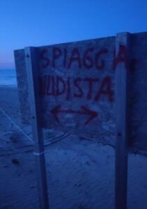 Roseto, 'spiaggia nudista' nella Riseva del Borsacchio: esposto per i cartelli imbrattati