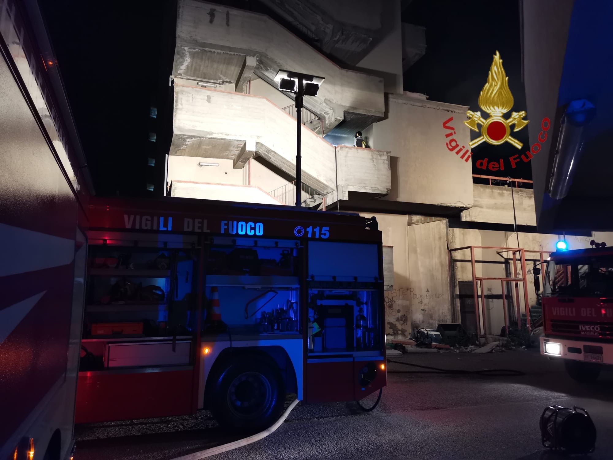 Montesilvano, incendio nella notte tra le case popolari di via Lazio-FOTO