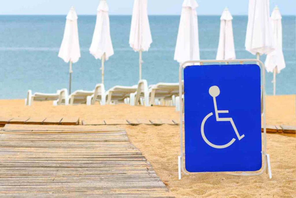 spiaggia con passerella per logo disabili