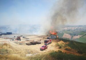 Silvi, incendio di 15 ettari a Pianacce: fiamme minacciano canile e campo fotovoltaico FOTO/VIDEO
