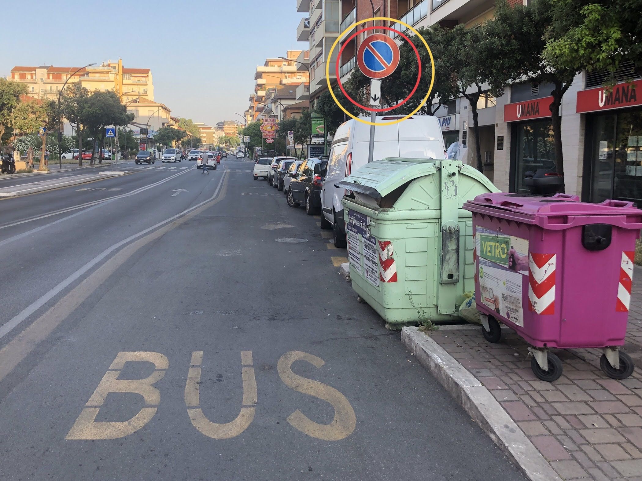 Via Marconi: "Sosta selvaggia, pericolo per ciclisti e passeggeri autobus" FOTO