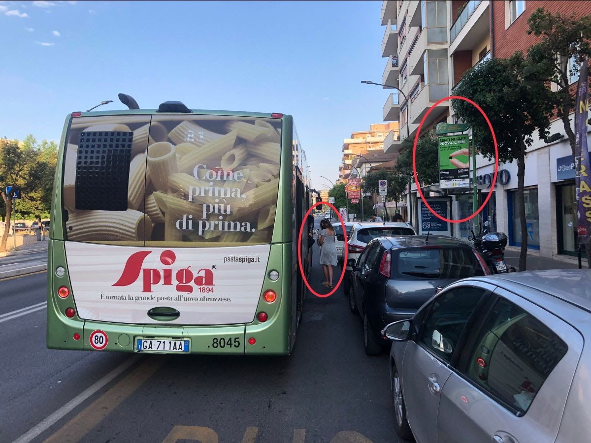 Via Marconi: "Sosta selvaggia, pericolo per ciclisti e passeggeri autobus" FOTO