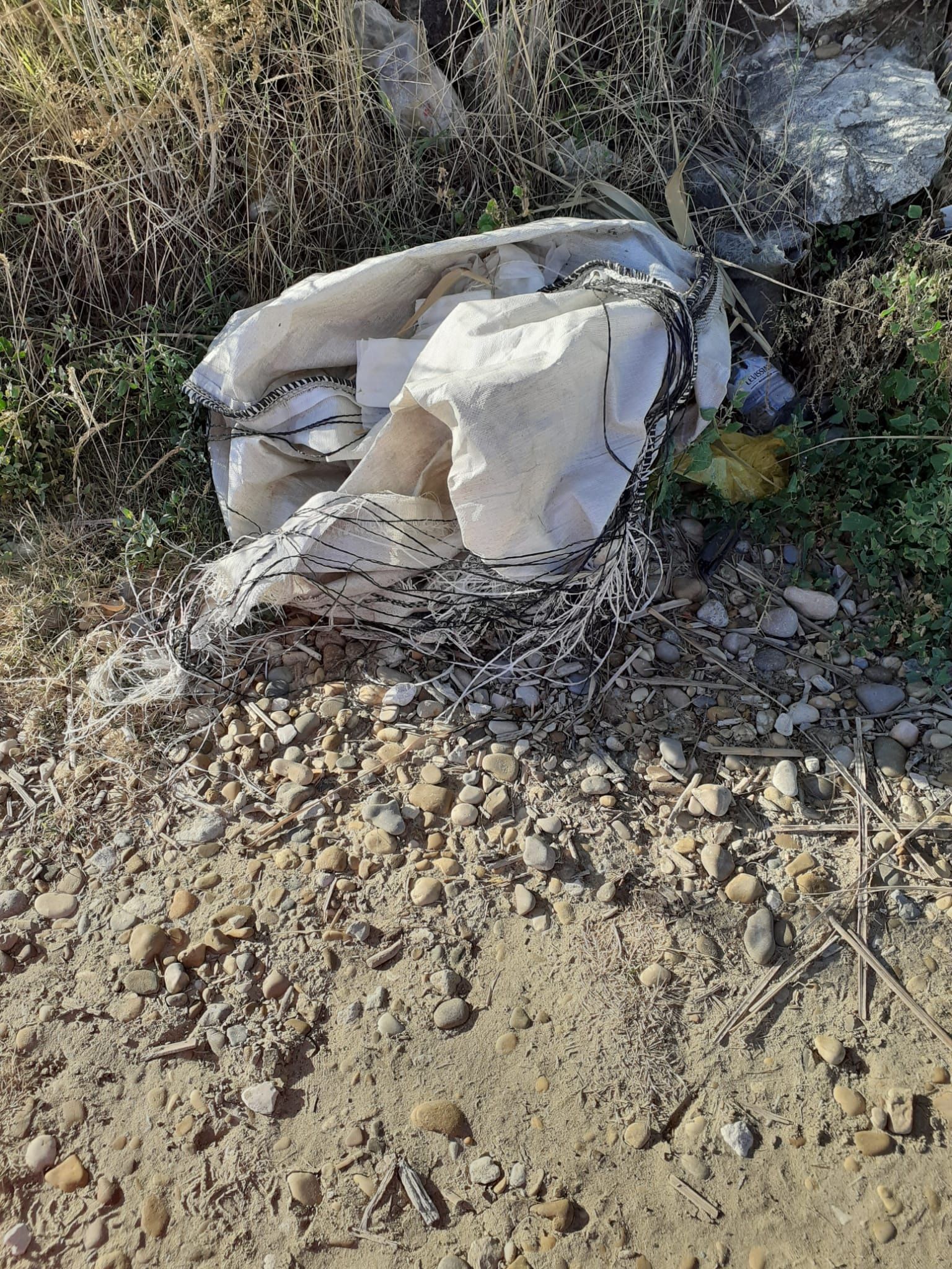 Montesilvano, discarica a cielo aperto alla foce del Saline: rimossi i rifiuti abbandonati-FOTO