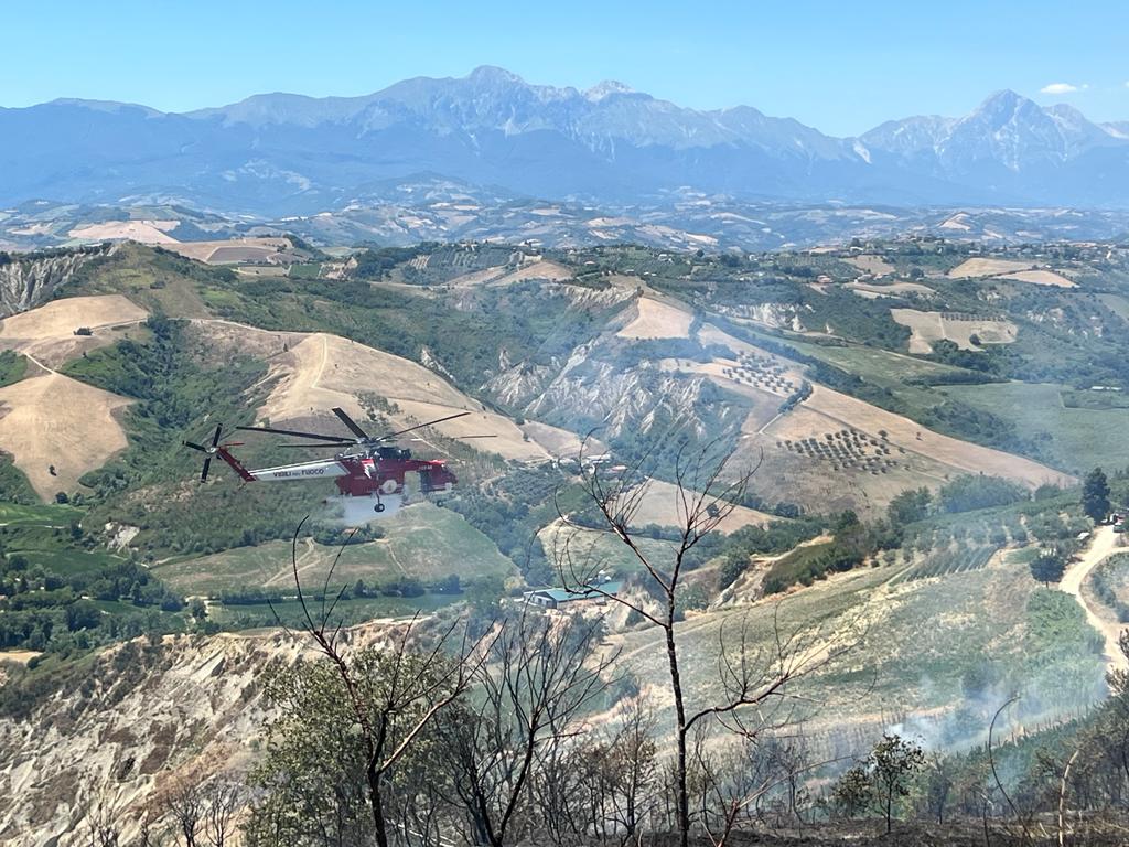 Atri, incendio in contrada Ferretti: in azione canadair e un elicottero FOTO VIDEO