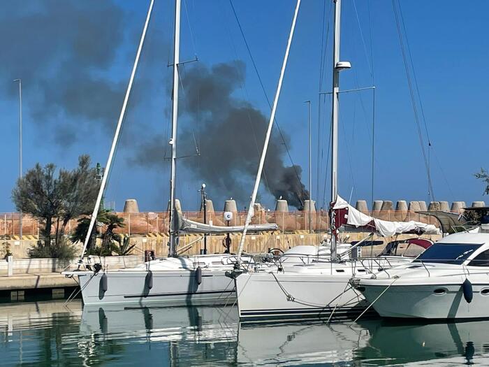 Pescara, incendio alla diga foranea: a fuoco la draga FOTO