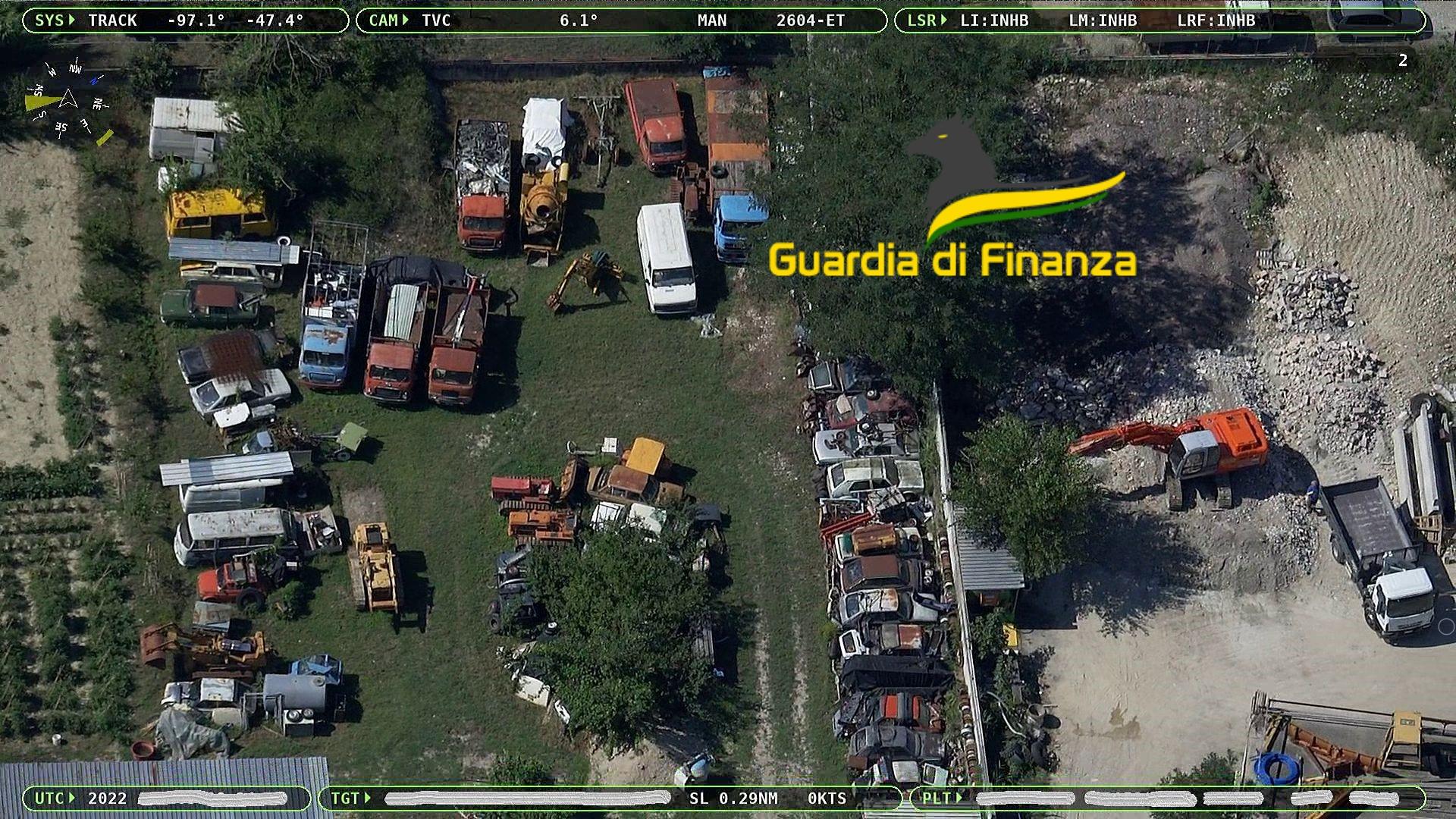Sfasciacarrozze abusivo su un terreno agricolo sequestrata dalla Finanza di Pescara VIDEO-FOTO