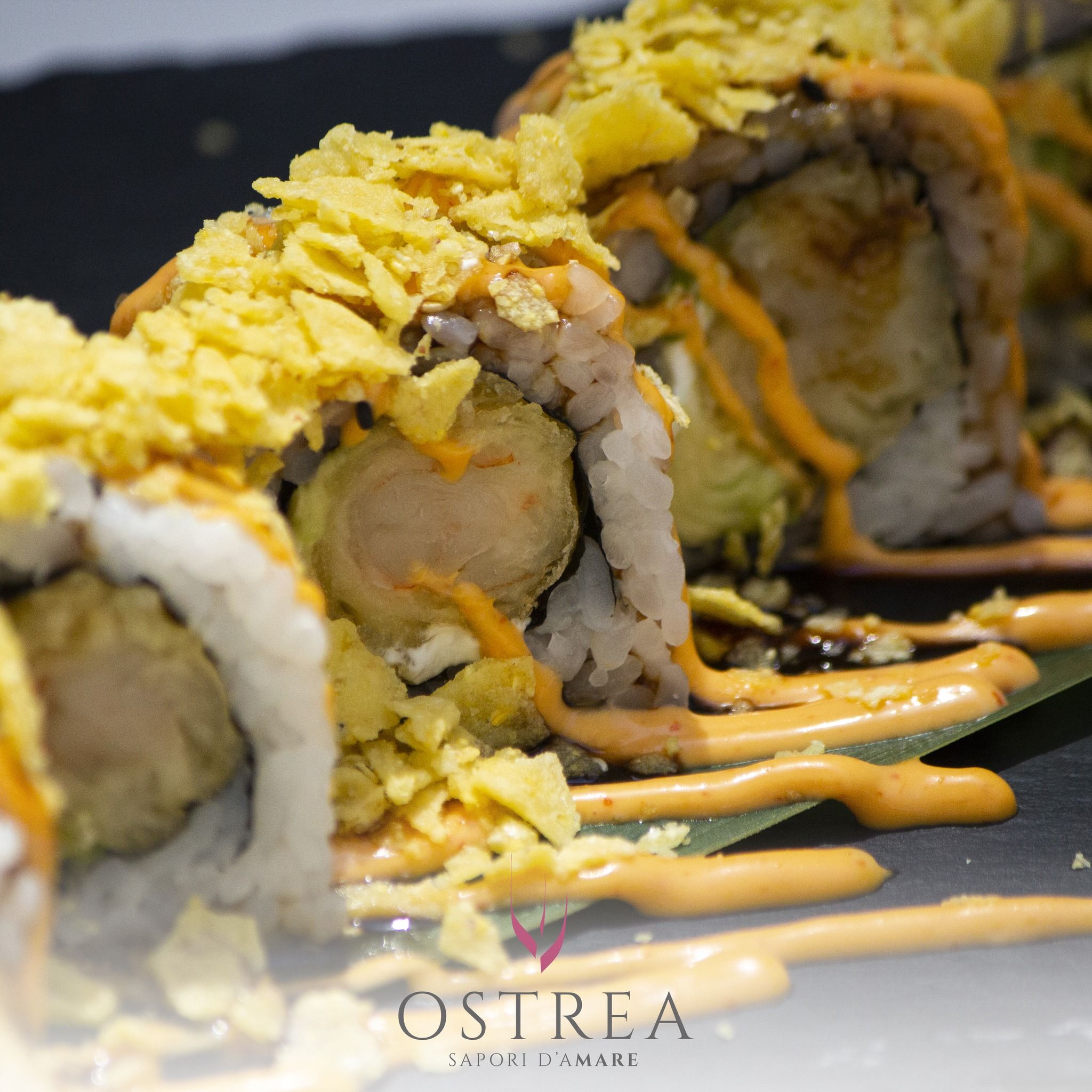 Ostrea: barchette con a bordo dell'ottimo sushi. Tutti i giorni aperitivo e cena