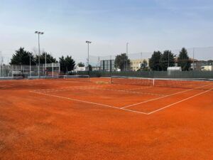 Tennis service a Roseto degli Abruzzi, dalla messa in posa ex novo alla smantellamento di un campo da gioco preesistente 