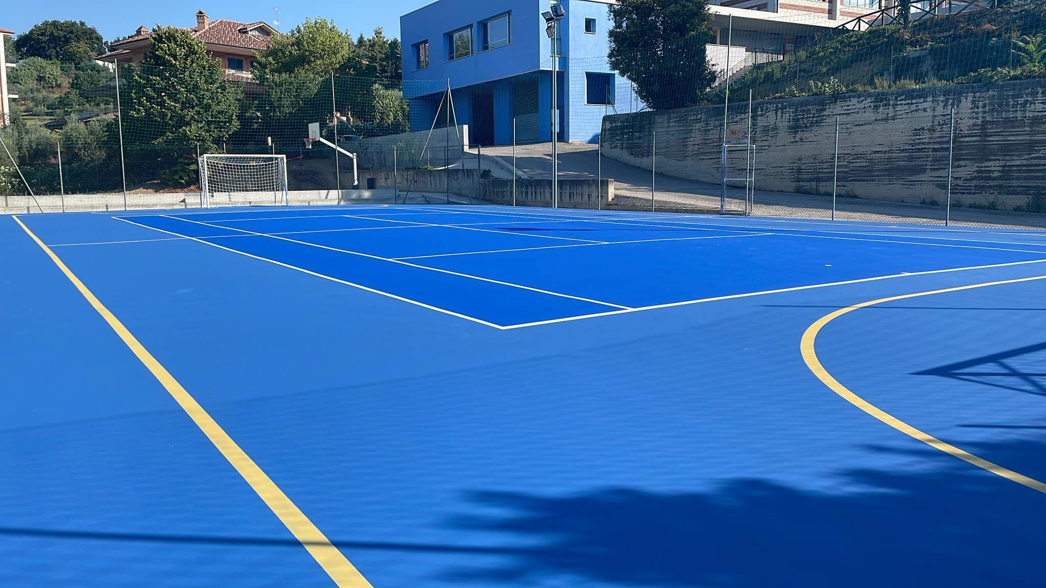 Tennis service a Roseto degli Abruzzi, dalla messa in posa ex novo alla smantellamento di un campo da gioco preesistente 