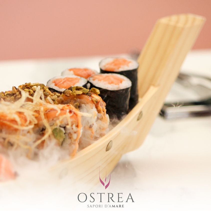Ostrea: barchette con a bordo dell'ottimo sushi. Tutti i giorni aperitivo e cena