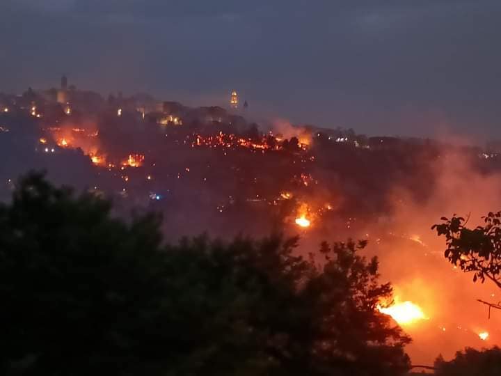 Paura ad Atri: vasto incendio alle porte del centro storico FOTO