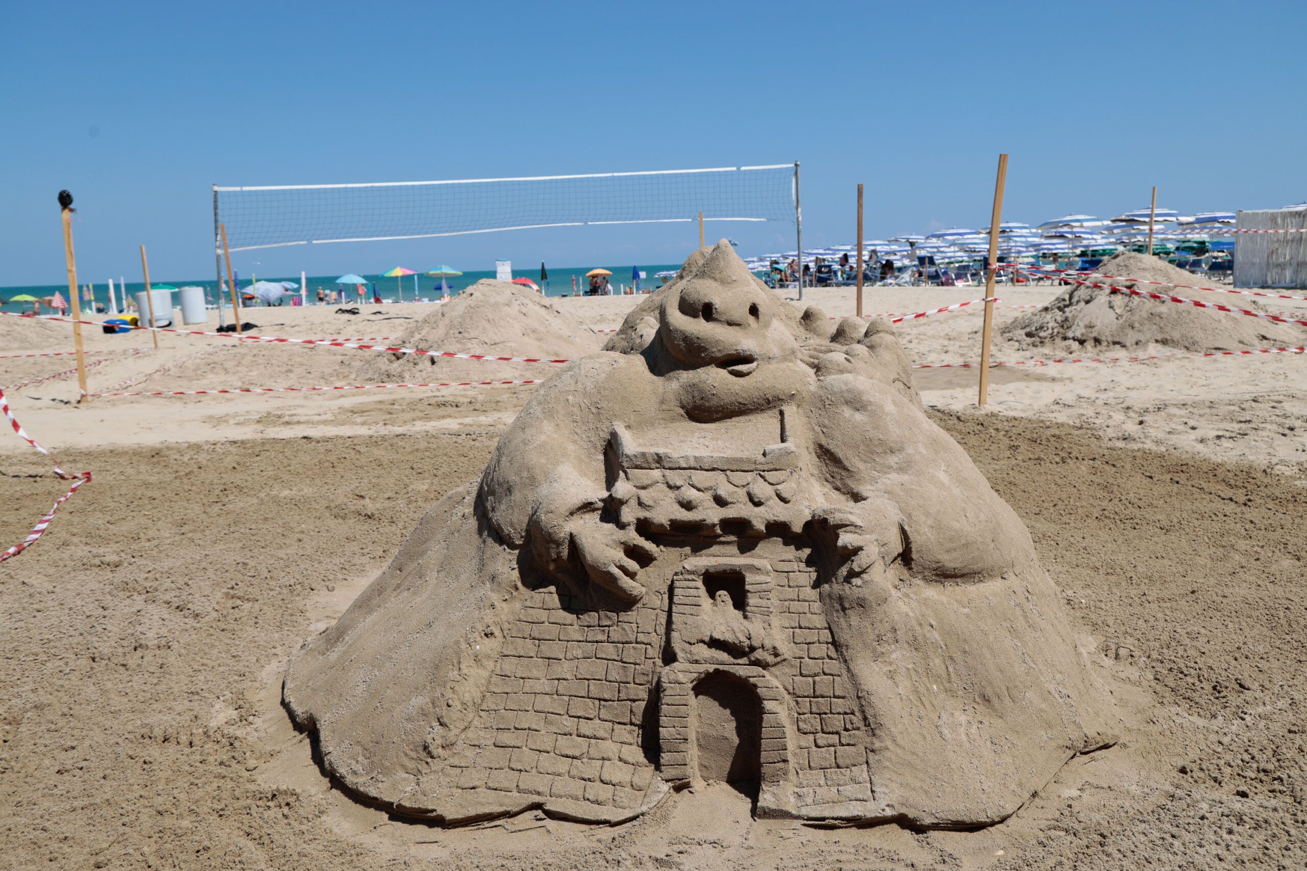 Gara dei castelli di sabbia: arte e divertimento sulla spiaggia di Tortoreto FOTO