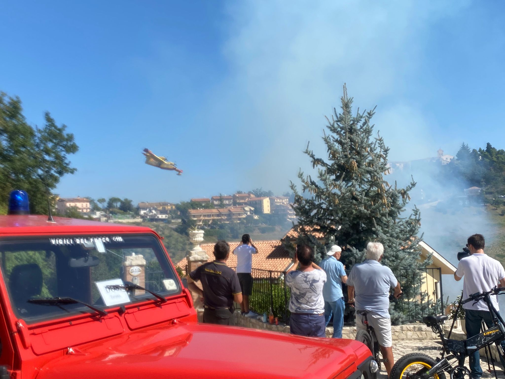 Incendio Atri, canadair in azione per spegnere gli ultimi focolai FOTO/VIDEO