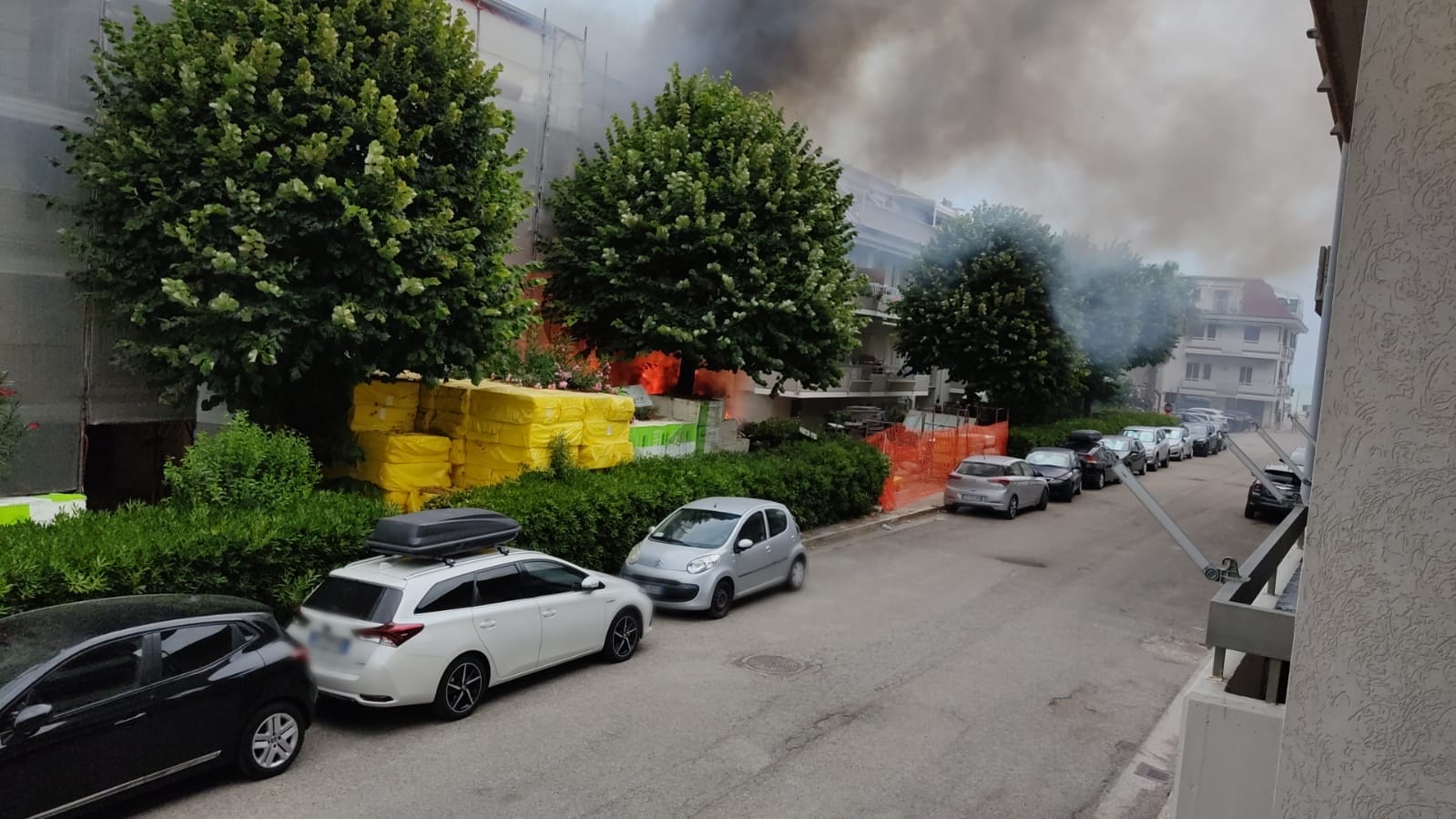 Martinsicuro, incendio via dei Navigatori: sgomberata una palazzina a 4 piani FOTO