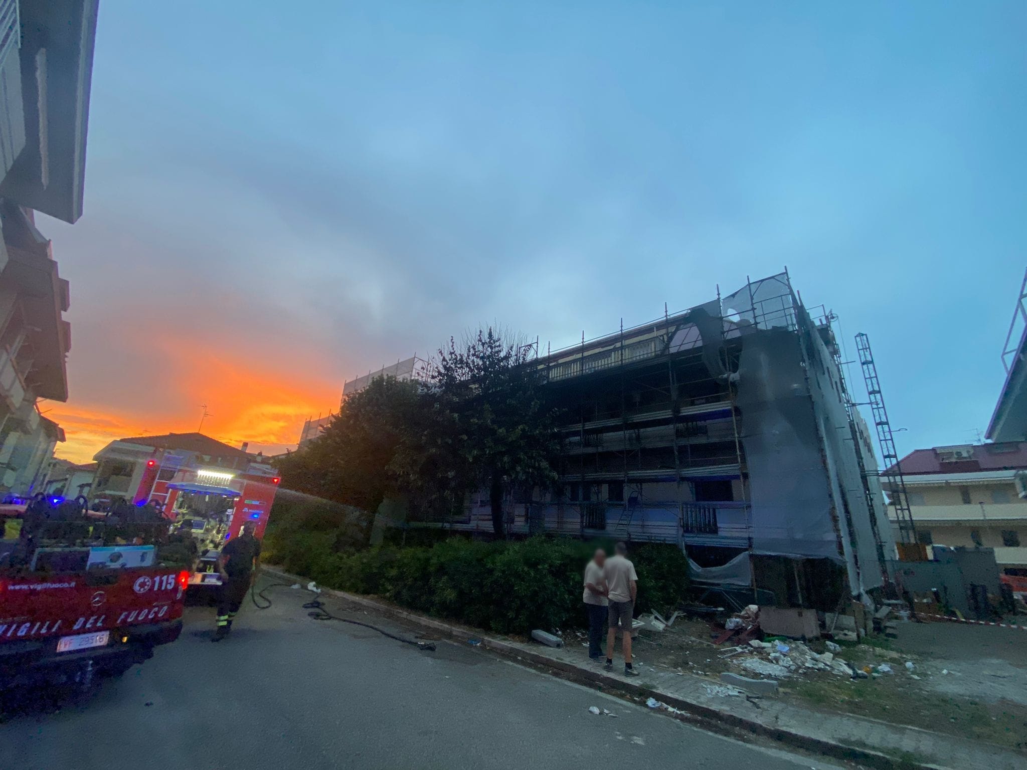 Martinsicuro, incendio via dei Navigatori: sgomberata una palazzina a 4 piani FOTO