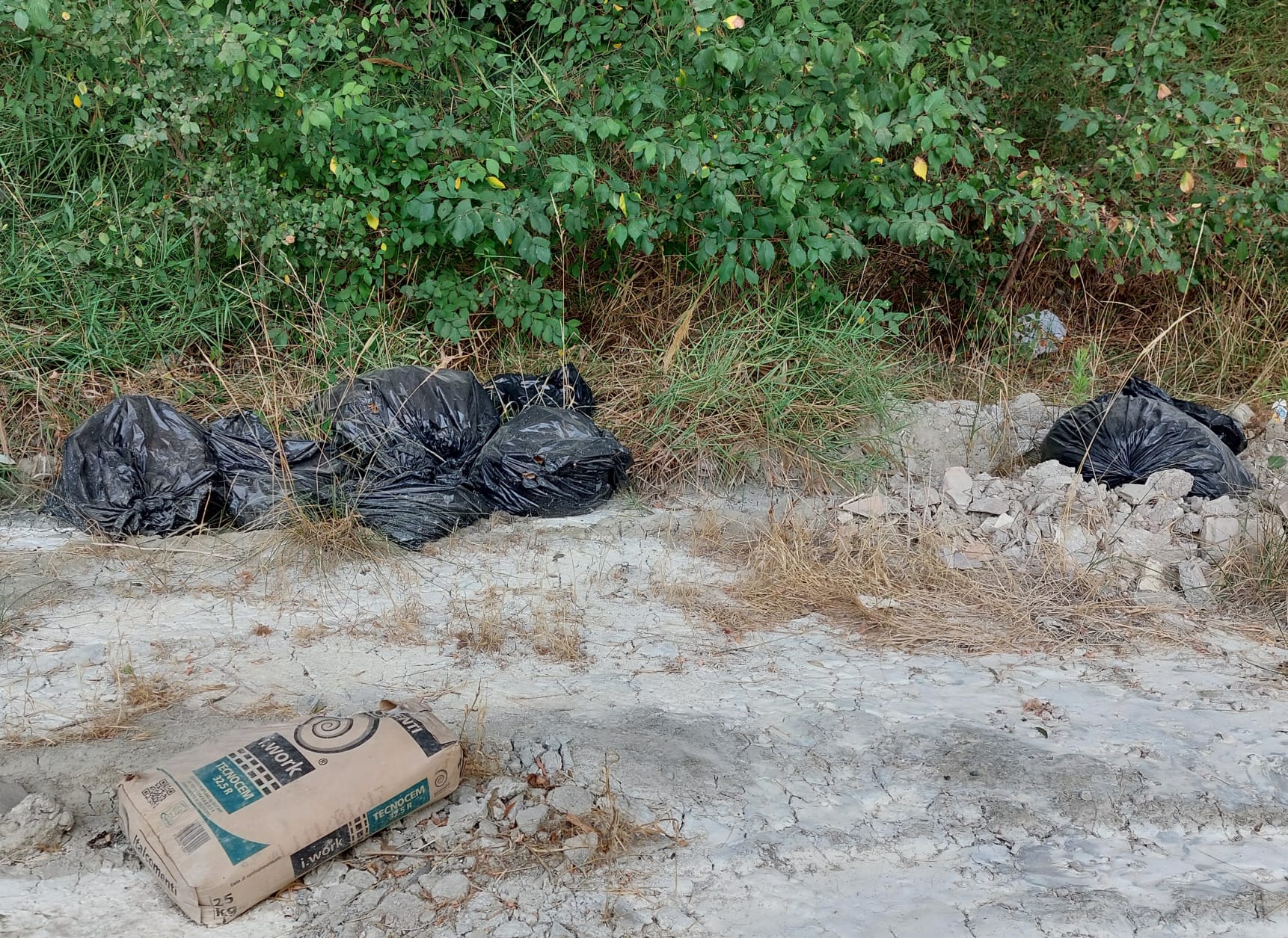 Teramo, rifiuti vicino il Tordino: "Sono delinquenti ambientali" FOTO