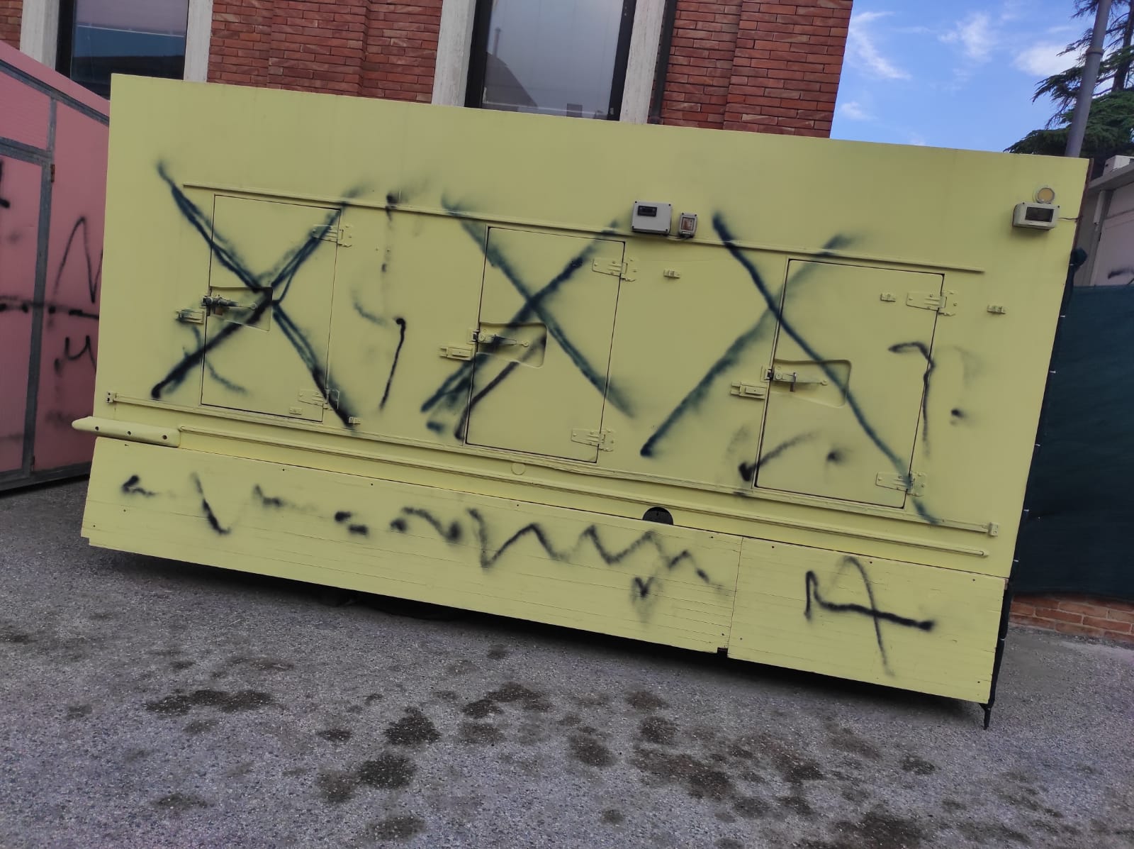 Sant'Omero, scritte sui container della Pro-loco: vandali in centro FOTO