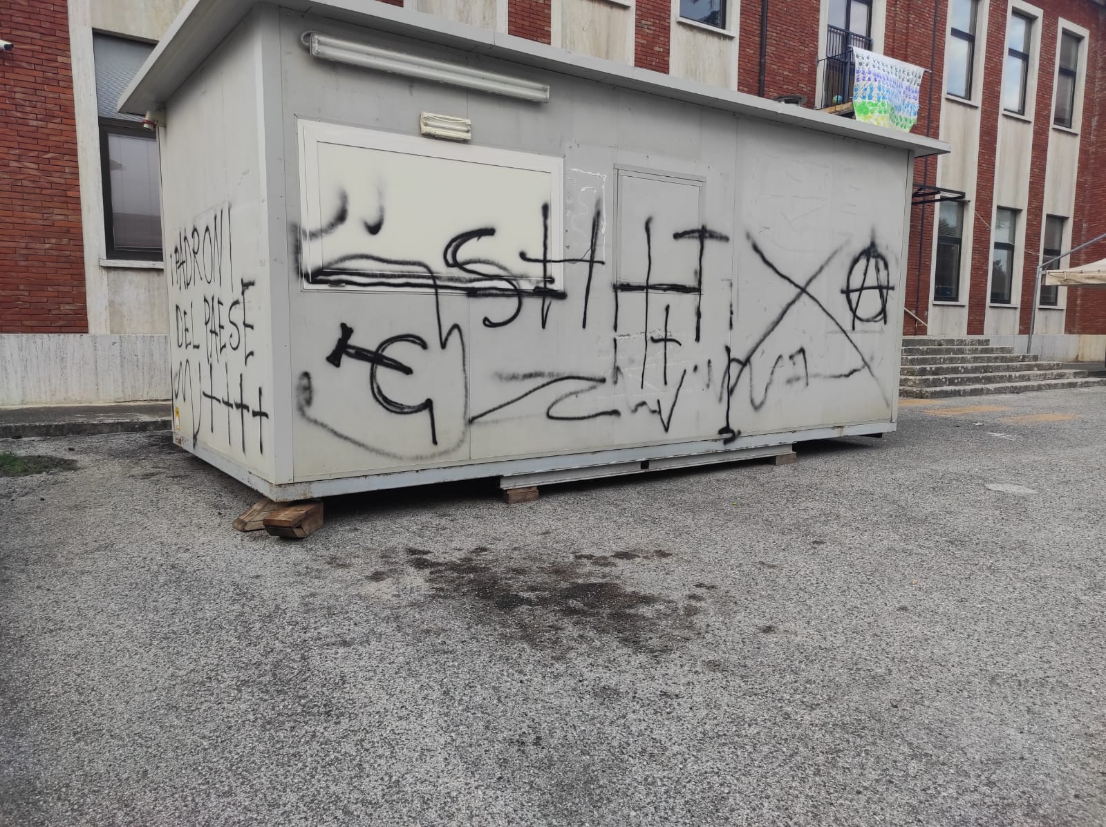 Sant'Omero, scritte sui container della Pro-loco: vandali in centro FOTO