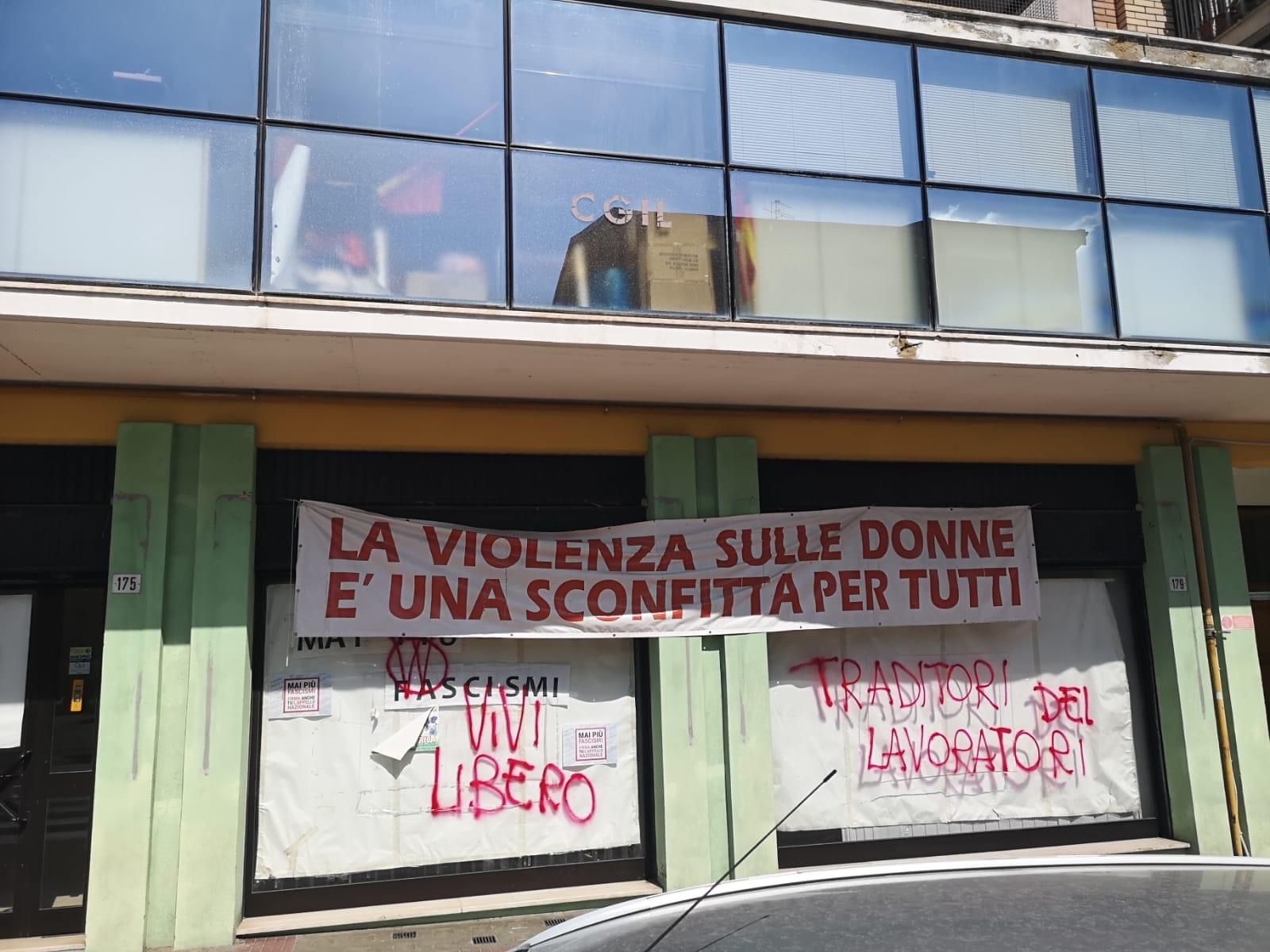 Teramo, scritte no vax sulle sedi di Cgil e Cisl: "Atto fascista, noi con i lavoratori" FOTO VIDEO