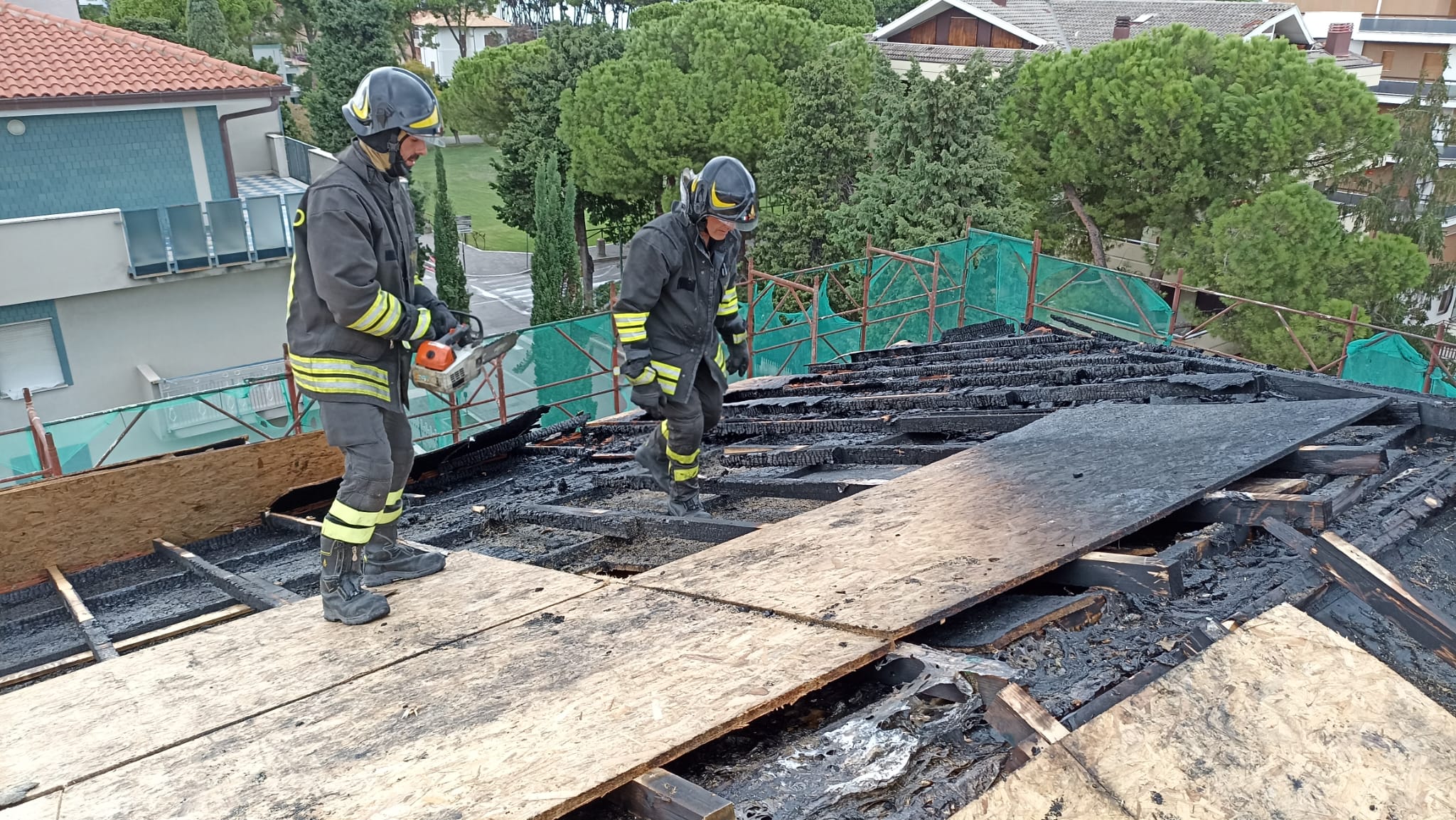 A fuoco tetto di una palazzina a Pineto: famiglia evacuata FOTO VIDEO