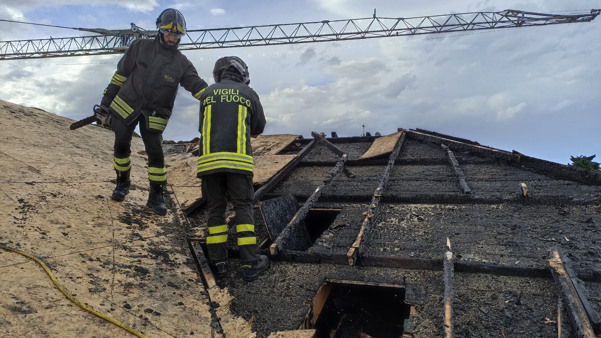 A fuoco tetto di una palazzina a Pineto: famiglia evacuata FOTO VIDEO