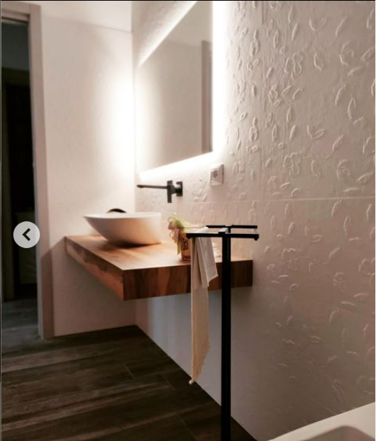 Mirella Tanzi Bathroom: strutture d'appoggio eleganti