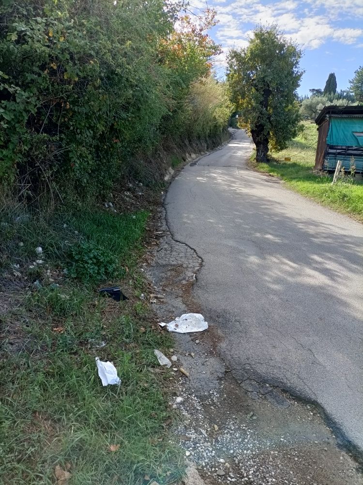 Strada della Fontana a Montesilvano: "Buche, discariche e curve pericolose" FOTO