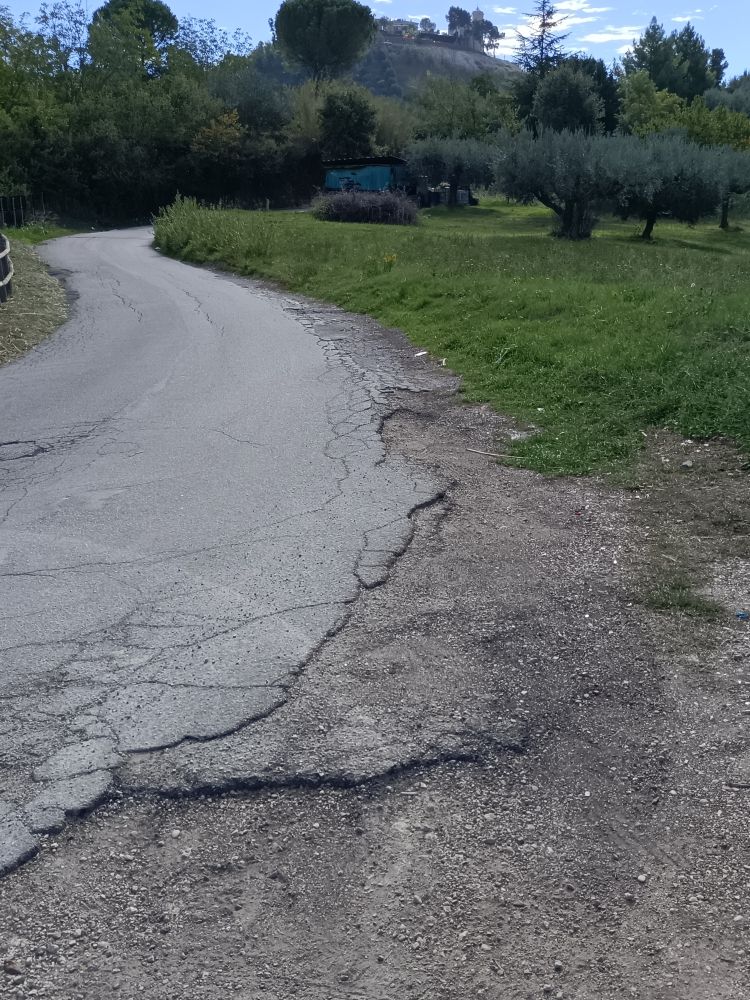 Strada della Fontana a Montesilvano: "Buche, discariche e curve pericolose" FOTO