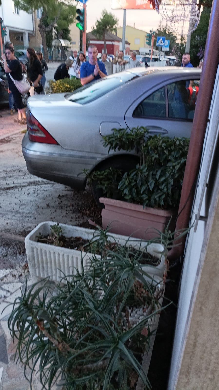 VIDEO Auto sfonda la vetrina di una pizzeria a Colleranesco