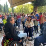 Passeggiata empatica a Pineto: tutti i partecipanti seduti su una carrozzina FOTO/VIDEO