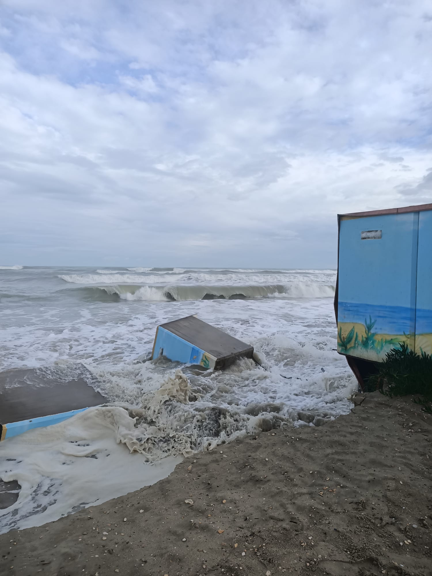 Alba Adriatica, cabine inghiottite dal mare e chalet a rischio crollo: l'erosione fa paura FOTO