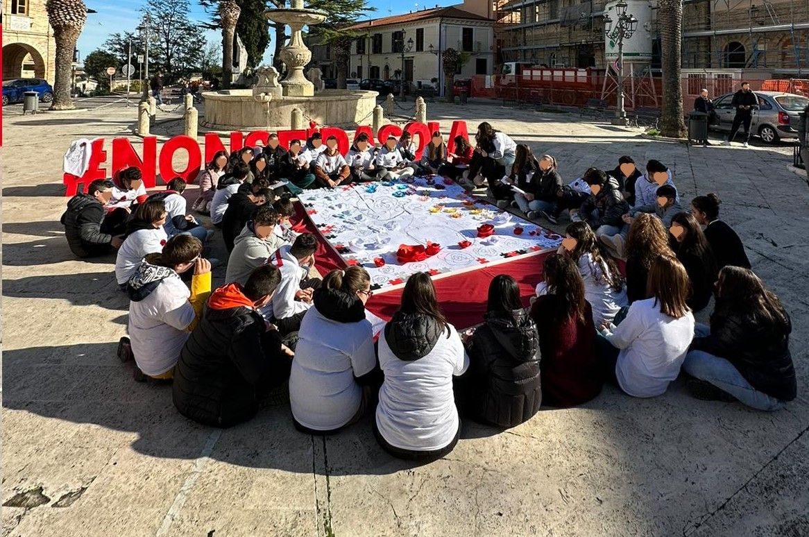 Corropoli, gli studenti in piazza contro la violenza sulle donne