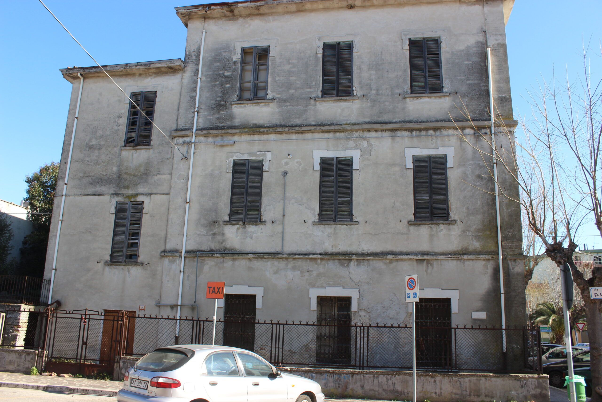 Alba Adriatica, palazzo Crescenzi e semaforo via Roma le richieste del